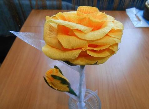 皱纹纸制作的黄色玫瑰花手工纸艺花图解教程手把手教你制作漂亮的玫瑰花