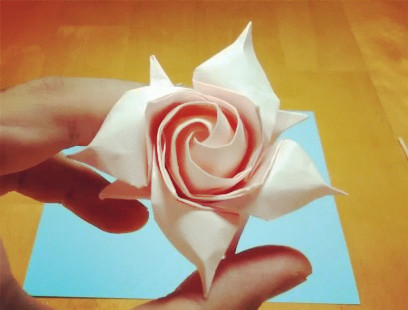 立体折纸四瓣折纸玫瑰花的折纸图解教程教你制作可爱折纸玫瑰花