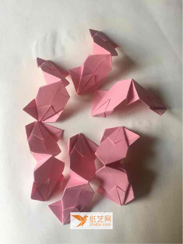 （纸花系列三十四）一款立体纸花的折法 第17步