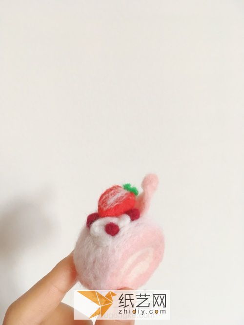 【羊毛毡教程】草莓奶油瑞士卷 第8步