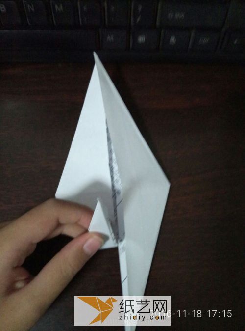 折纸灰常简单的千纸鹤 第3步