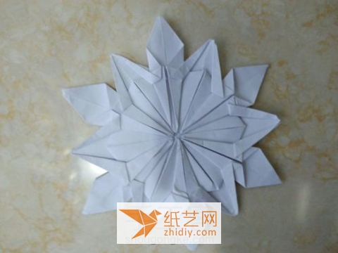 精致漂亮折纸雪花纸艺花的制作教程 新年装饰