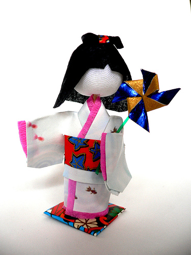 可爱的日本和服纸艺娃娃