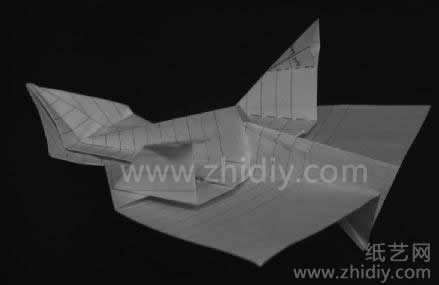 斜头滑翔纸飞机制作教程第五步