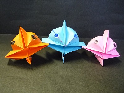 折纸鲶鱼折法教程可爱的三只不同颜色的折纸鲶鱼完成后的效果