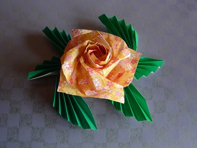纸玫瑰花折纸叶子的制作教程效果图二