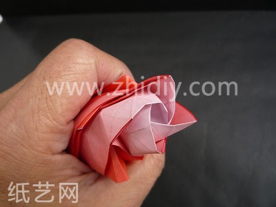 方形折纸玫瑰制作教程第二十一步