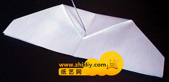 折纸飞机的折法图解教程第八步