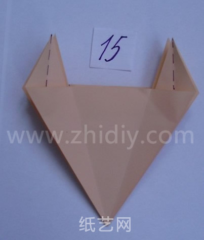 折纸制作到第八步，可以看到一个类似牛头的构造