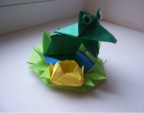 最终一个完整的折纸青蛙制作完成了，还有折纸荷叶和荷花