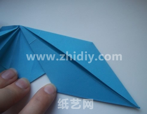 折纸飞龙的翅膀还要进一步的进行修饰