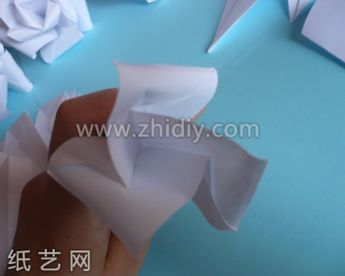 纸艺花的制作教程详细图解制作过程第二十一步