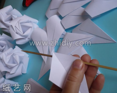 纸艺花的制作教程详细图解制作过程第十九步