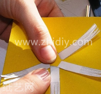 立体纸艺花卡片制作教程花蕊就要插到上一步制作的基痕中