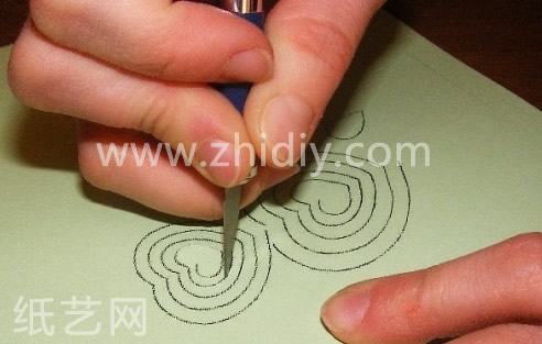 立体纸艺花卡片制作教程用刻刀的过程中一定要分外的小心