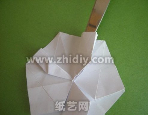 折纸蝴蝶兰纸艺花制作教程制作过程中的第十六步