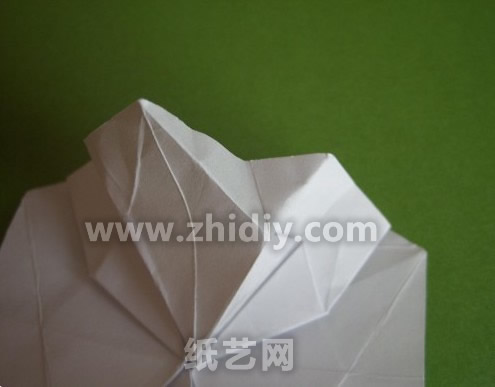一些操作由于反复的涉及一些折痕，所以可能造成的折纸纸张的破裂