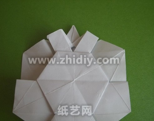 折纸蝴蝶兰纸艺花制作教程制作过程中的第三十一步