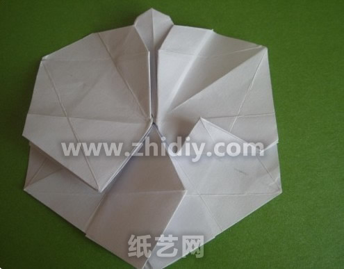 折纸蝴蝶兰纸艺花制作教程制作过程中的第四十步