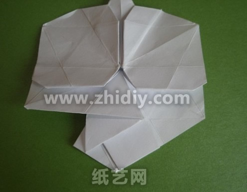折纸蝴蝶兰纸艺花制作教程制作过程中的第四十五步