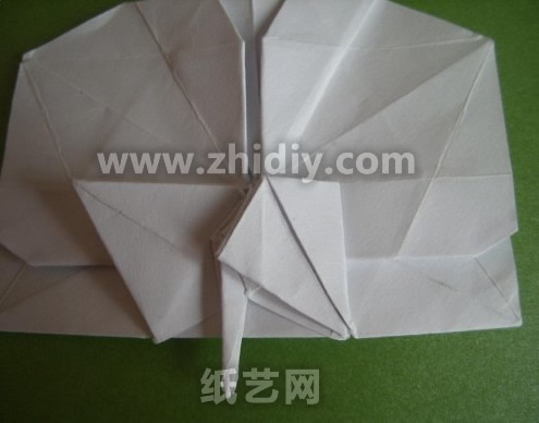 折纸蝴蝶兰纸艺花制作教程制作过程中的第六十五步