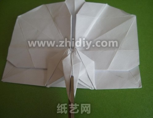 折纸蝴蝶兰纸艺花制作教程制作过程中的第七十步