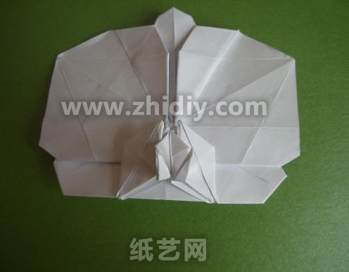 折纸蝴蝶兰纸艺花制作教程制作过程中的第七十五步