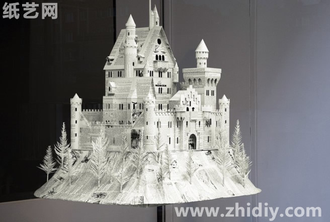 这是一个精美绝伦的纸模城堡，采用的是报纸的制作，立体感十足