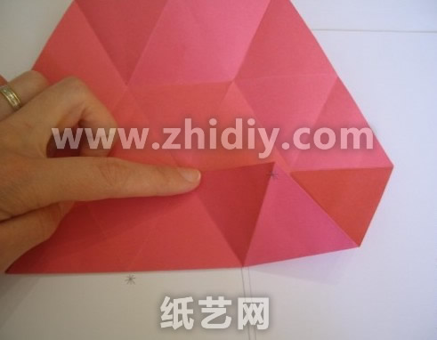 折纸牡丹纸艺花制作教程折纸过程中的第二十步