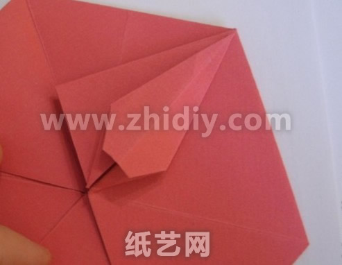 从细节看来，和制作折纸的千纸鹤还是非常的相像的