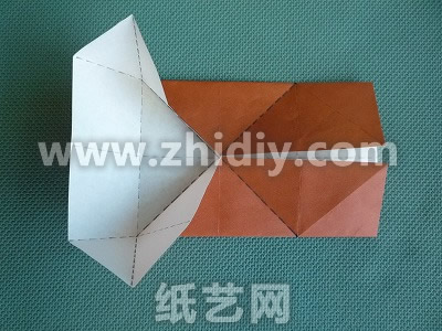 在折纸的过程中，可以将中间的部分展开