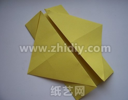 一般折纸首先完成的都是一个对称的结构