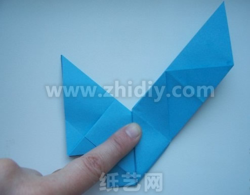 手工折纸小狗制作教程图解折纸过程中的第二十一步