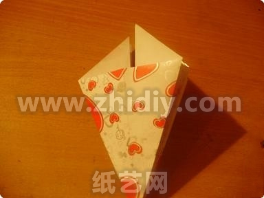 手工折纸花烛台制作教程折纸过程中的第六步