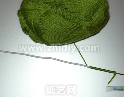绿色的毛线也会被用到纸艺菊花的制作中去