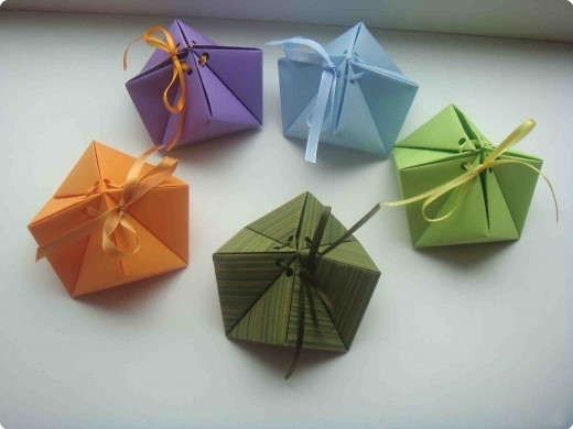 圣诞礼盒手工折纸教程完成后精美的效果图