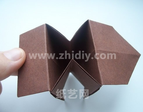 这样折纸形成一个类似小凳子的结构