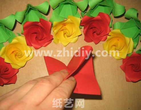 手工折纸玫瑰制作教程制作过程中的第十五步