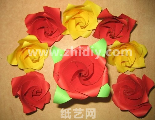 手工折纸玫瑰制作教程完成后精美的效果图