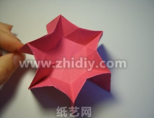 折纸太阳花制作教程制作过程中的第五步