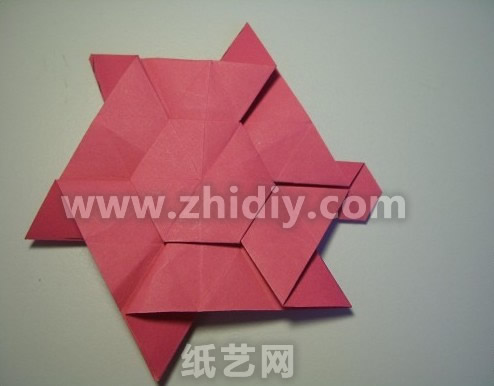 这种造型上面的扭曲折叠在一般折纸中很常见
