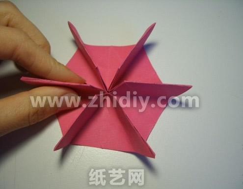 不少折纸制作中都有使用到这种立体式的操作