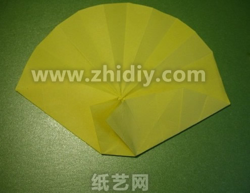 折纸太阳花制作教程折纸过程中的第三十一步