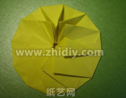 折纸太阳花制作教程折纸过程中的三十五步