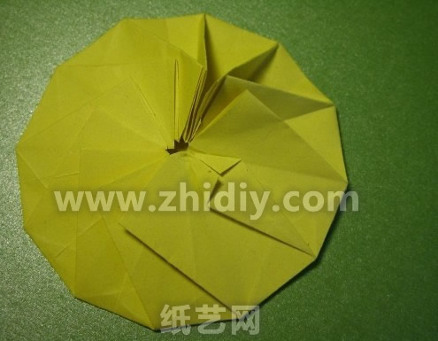 折纸太阳花制作教程折纸过程中的第三十六步