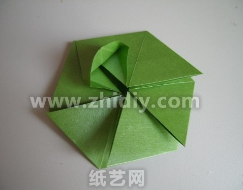 折纸太阳花制作教程折纸过程中的第五十步