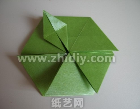 折纸太阳花制作教程折纸过程中的第五十一步