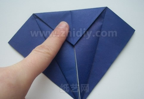 简单立体折纸小兔制作教程折纸过程中的第十五步