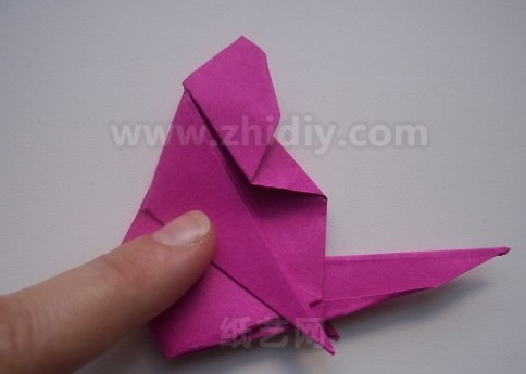 简单立体折纸小兔制作教程折纸过程中的第三十六步