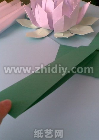 第八步现在是将绿色的纸张也按照相同的方式进行折叠，绿色纸张在里面的用处就是中秋节折纸荷花的叶片结构